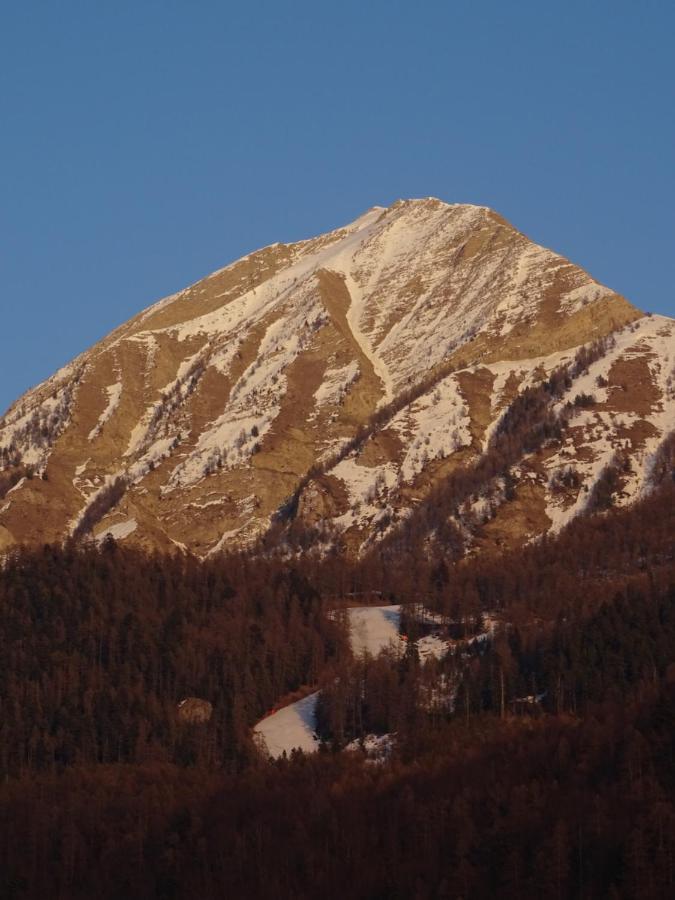 Appartement Offrant Une Magnifique Vue Des Montagnes サン・レジェ・レ・メレーズ エクステリア 写真