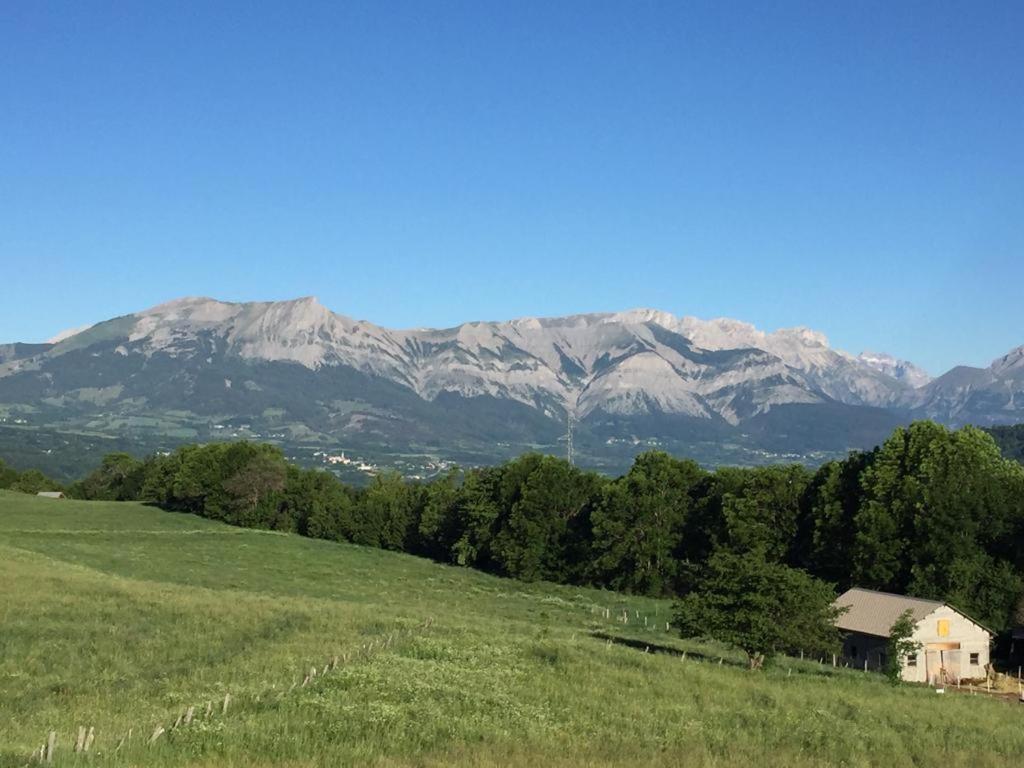 Appartement Offrant Une Magnifique Vue Des Montagnes サン・レジェ・レ・メレーズ エクステリア 写真