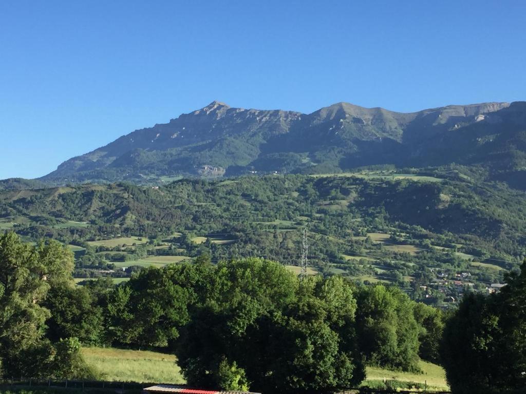 Appartement Offrant Une Magnifique Vue Des Montagnes サン・レジェ・レ・メレーズ エクステリア 写真